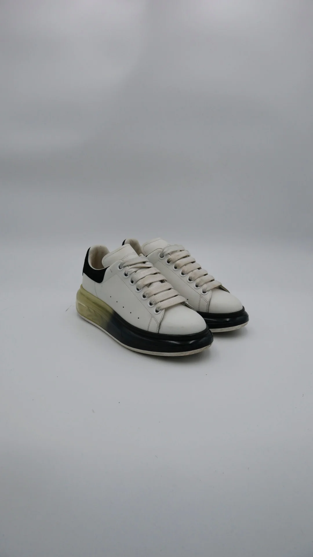 Mcqueen Valve White Black - Imagen 1
