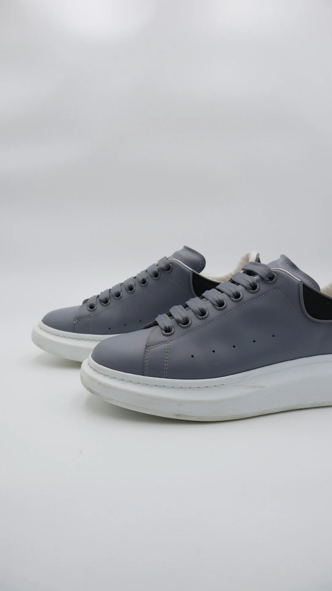 Mcqueen Grey White  - Imagen 1