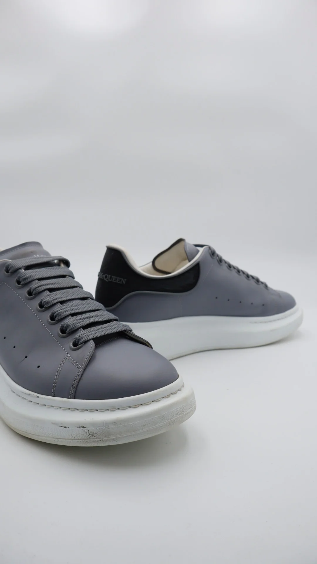 Mcqueen Grey White  - Imagen 3